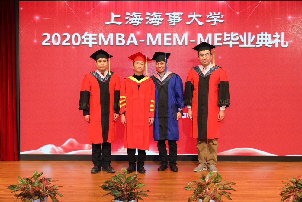 嚴偉副校長為畢業學員授證撥穗