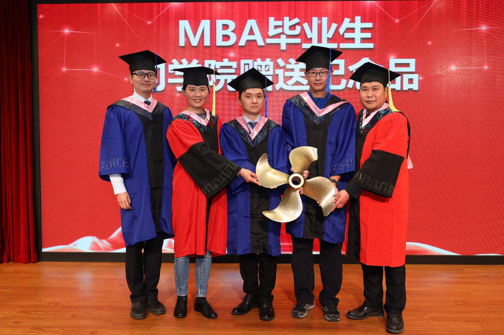 MBA17級學員向學校贈送紀念品